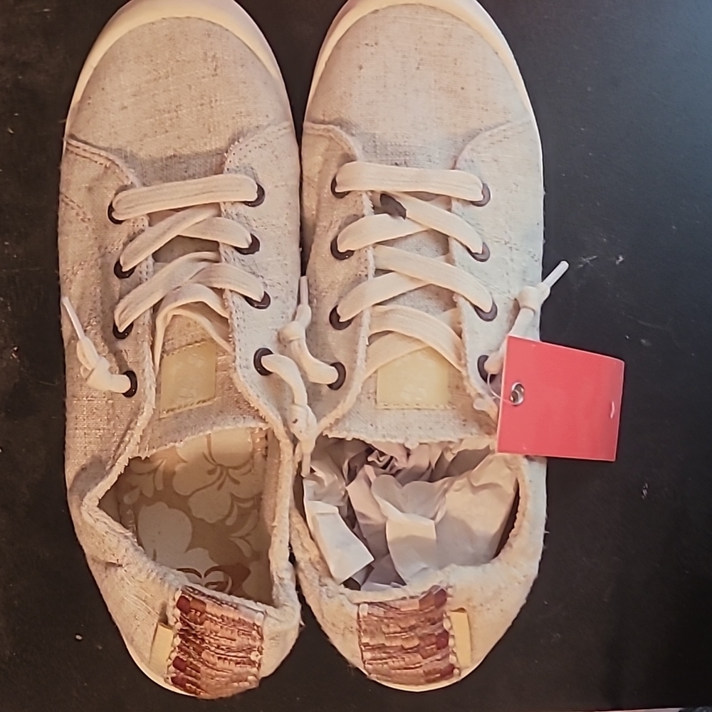 Size 10 cream color Roxy Tennis shoes